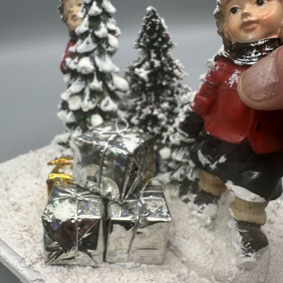 Vintage snow people playing in the snow Christmas scene - Picture 7 of 12